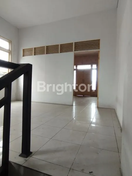 image 2 UNIT RUKO GANDENG 3LT FULL BETON FULL KERAMIK STRATEGIS PINGGIR JALAN RAYA DEPAN PASAR SERUNI PONTIANAK TIMUR (4)