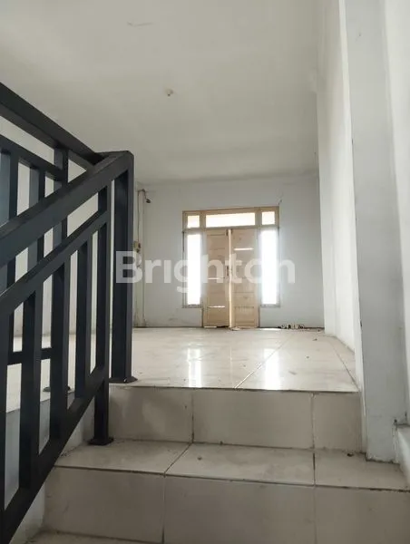 image 2 UNIT RUKO GANDENG 3LT FULL BETON FULL KERAMIK STRATEGIS PINGGIR JALAN RAYA DEPAN PASAR SERUNI PONTIANAK TIMUR (7)