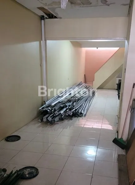 image RUMAH STRATEGIS DI SIMPANG DARMO (4)