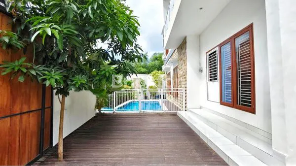 image RUMAH MEWAH 2 LANTAI + POOL DI JANTUNG JIMBARAN BALI (5)
