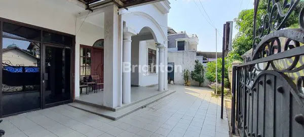 image RUMAH MEWAH 2 LANTAI STRATEGIS DI PUSPANJOLO BARAT SEMARANG (2)