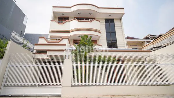 image RUMAH MEGAH DI JALAN THALIB (1)