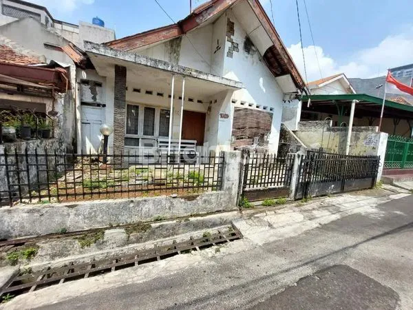 image RUMAH TUA HARUS RENOV LOKASI STRATEGIS BEBAS BANJIR DEKAT AKSES TOL DAN TRANSPORTASI UMUM TEBET BARAT JAKARTA SELATAN (6)