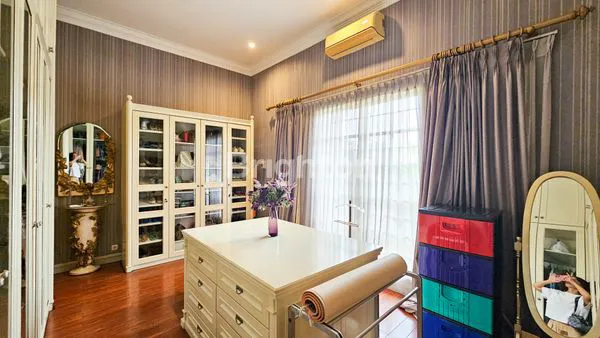 image RUMAH MEWAH SIAP HUNI LUAS 360 M² DENGAN INTERIOR VINTAGE BAGUS TERAWAT - HARGA BAGUS LOKASI STRATEGIS DI KOMPLEK TASBIH 2 (5)