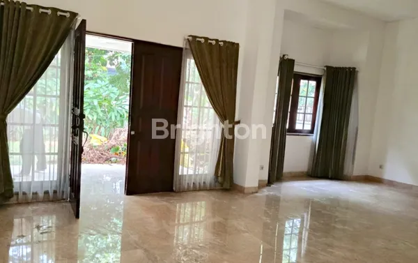 image RUMAH BERKELAS NAN NYAMAN DI LOKASI PREMIUM YANG TENANG DI JL WIJAYA , KEBAYORAN BARU, JAKSEL (2)