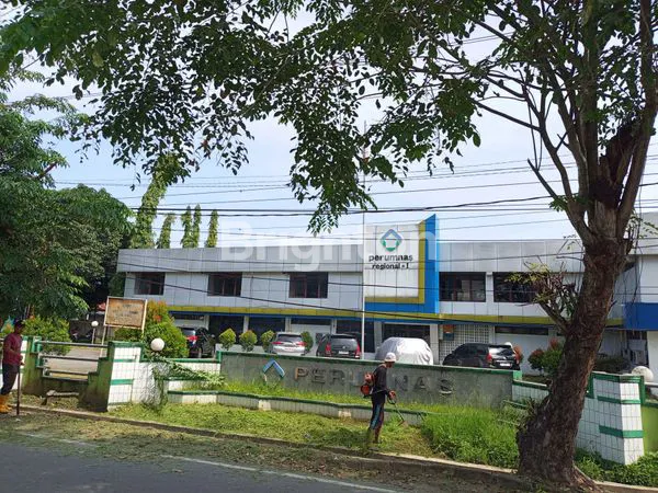GEDUNG KANTOR EX PERUMNAS LUAS 4944M² DI JALAN MATAHARI RAYA