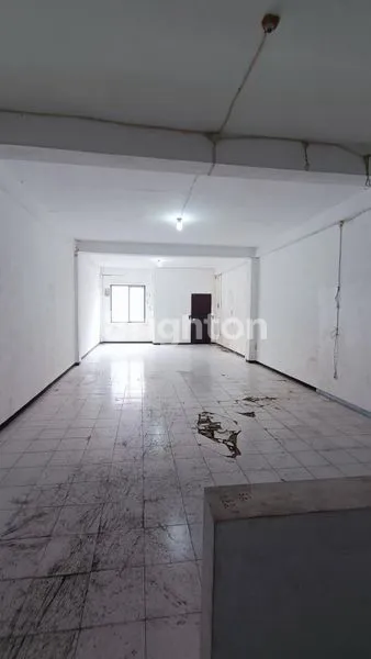image RUKO SURABAYA UTARA DI JMP ADA LIFT BARANG KAWASAN KOTA LAMA TUGU PAHLAWAN LAHAN PARKIR LUAS, COCOK UNTUK GUDANG/EKSPEDISI/KANTOR (6)