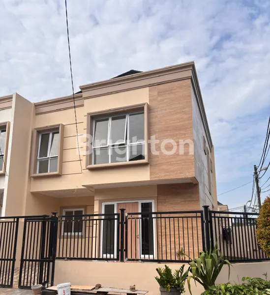 image SIAP HUNI ! RUMAH BARU GADING SERPONG DESAIN ELEGAN DAN FASILITAS LENGKAP (1)