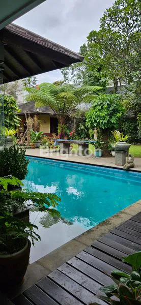 image RUMAH MEWAH 3 LANTAI DENGAN KOLAM RENANG DI GEGER KALONG (4)