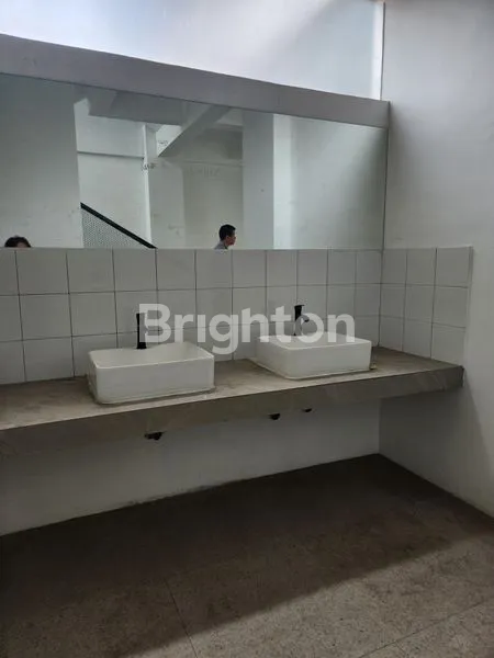 image GEDUNG BLONG DITENGAH KOTA BISA UNTUK TEMPAT KURSUS/KANTOR/RESTO/GALERY,SIAP PAKAI (4)