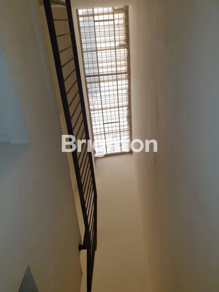 image HUNIAN 2 LANTAI DENGAN LOKASI STRATEGIS DI DI TAMAN SEMANAN INDAH, JAKARTA BARAT (5)