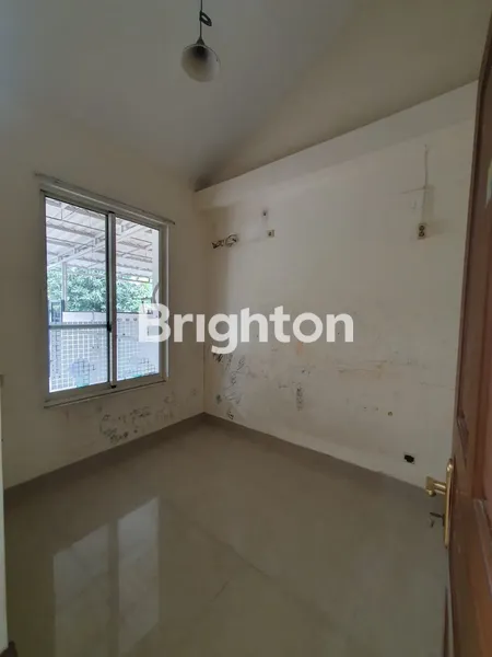 image HUNIAN 2 LANTAI DENGAN LOKASI STRATEGIS DI DI TAMAN SEMANAN INDAH, JAKARTA BARAT (7)