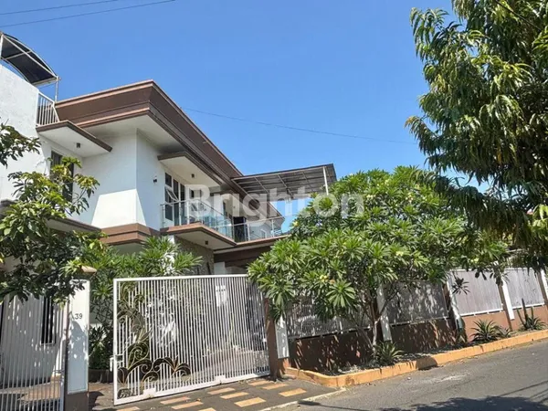 image *RUMAH MEWAH 2,5 LANTAI SIAP HUNI ADA TAMAN LUAS & INDAH HOOK DI NGINDEN INTAN (1)