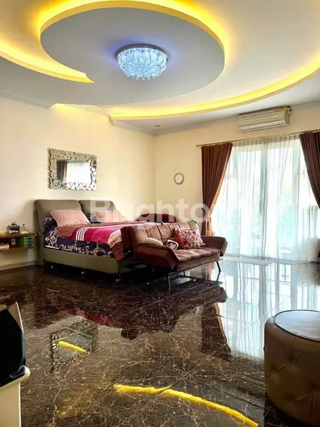 image *RUMAH MEWAH 2,5 LANTAI SIAP HUNI ADA TAMAN LUAS & INDAH HOOK DI NGINDEN INTAN (6)