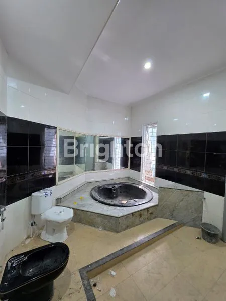 image DISEWAKAN RUMAH MEWAH PINGGIR JALAN BESAR (8)