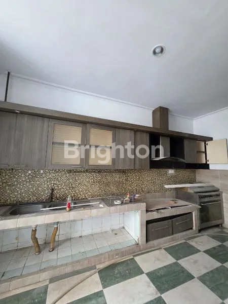 image DISEWAKAN RUMAH MEWAH PINGGIR JALAN BESAR (6)