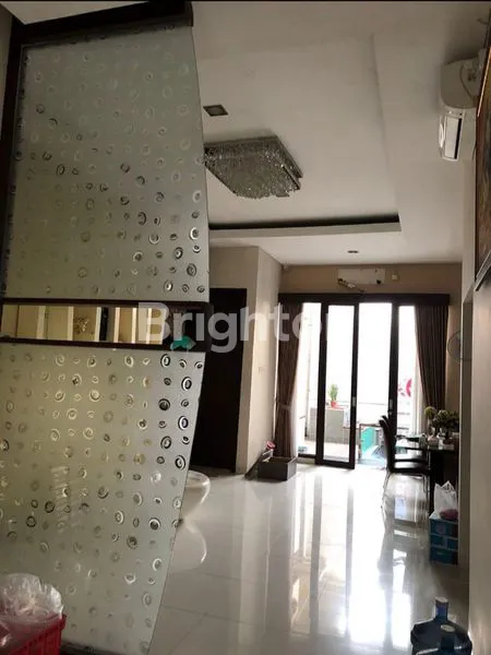 image RUMAH DIJUAL DENGAN INTERIOR MODERN DI PURI ANJASMORO (2)