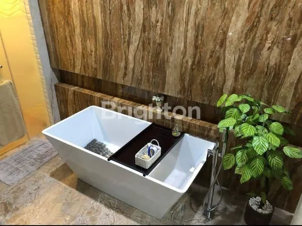 image RUMAH DIJUAL DENGAN INTERIOR MODERN DI PURI ANJASMORO (3)