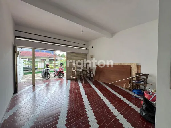 image RUMAH MEWAH 2 LANTAI DI PAKUAN 2 BOGOR – LUAS 300M², JALAN UTAMA! (4)