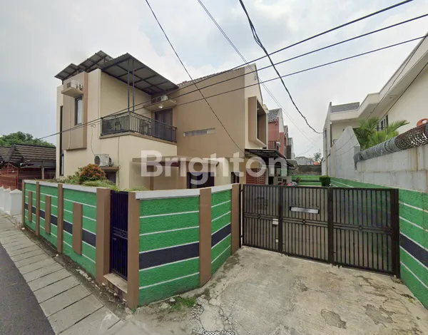 RUMAH LUAS TERAWAT DI DALAM TOWNHOUSE, 2 LANTAI FULL FURNISHED, DI PASAR REBO - KALISARI - JAKARTA TIMUR, AKSES MUDAH KE JAGORAWI.
