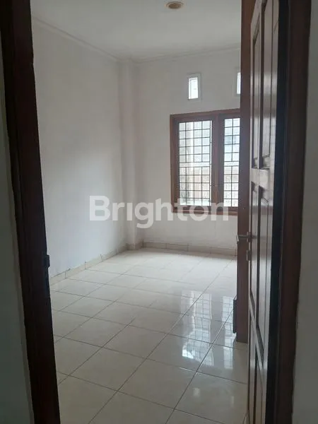 image RUMAH 3 LANTAI DI LINGKUNGAN PERUMAHAN YANG SANGAT NYAMAN BEBAS BANJIR (8)