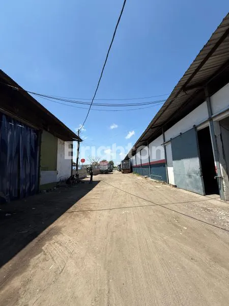 image GUDANG LUAS BENTUK TANAH NGANTONG DI RAYA GILANG SEPANJANG, TAMAN WARU SIDOARJO JAWA TIMUR. STRATEGIS BEBAS BANJIR, NOL JALAN RAYA BESAR, DEKAT PABRIK KAPAL API, PERINDUSTRIAN, PINTU MASUK TOLL. HARGA BERSAHABAT  (2)