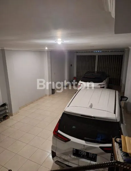 image RUMAH 3 LANTAI LT 101M² DI KEBON JERUK (2)