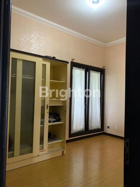 image HUNIAN EKSKLUSIF 3 LANTAI DI JALAN BOULEVARD (2)