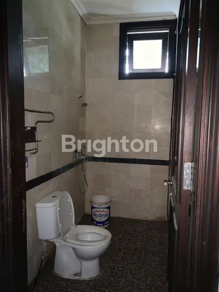 image HUNIAN EKSKLUSIF 3 LANTAI DI JALAN BOULEVARD (3)