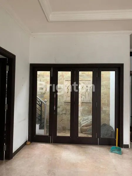 image HUNIAN EKSKLUSIF 3 LANTAI DI JALAN BOULEVARD (7)