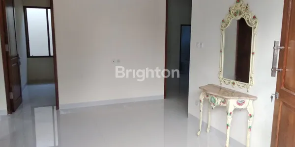 image RUMAH DENGAN 5 KAMAR TIDUR KONDISI BANGUNAN MASIH BAGUS, KOTA MALANG (2)