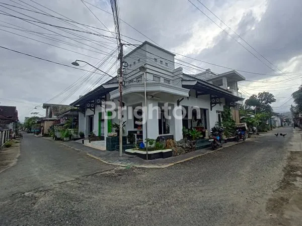 RUMAH HOOK 2 LANTAI SIAP HUNI LOKASI STRATEGIS DEKAT KOTA