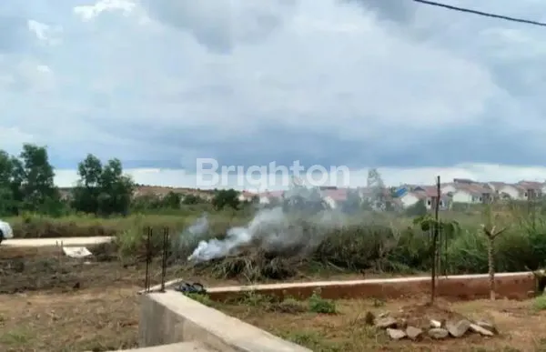 image RUMAH DENGAN TANAH YANG LUAS POSISI HOOK (3)