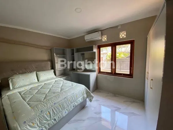 image RUMAH CANTIK 2 LANTAI, 5 BEDROOM, FULLY FURNISHED, SIAP HUNI - BERSIH, RAPI, NYAMAN DAN SANGAT TERAWAT DI PEGUYANGAN DENPASAR UTARA, HANYA 10 MENIT KE MAL LIVING  WORLD. (2)