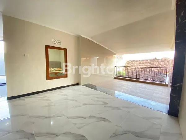 image RUMAH CANTIK 2 LANTAI, 5 BEDROOM, FULLY FURNISHED, SIAP HUNI - BERSIH, RAPI, NYAMAN DAN SANGAT TERAWAT DI PEGUYANGAN DENPASAR UTARA, HANYA 10 MENIT KE MAL LIVING  WORLD. (5)