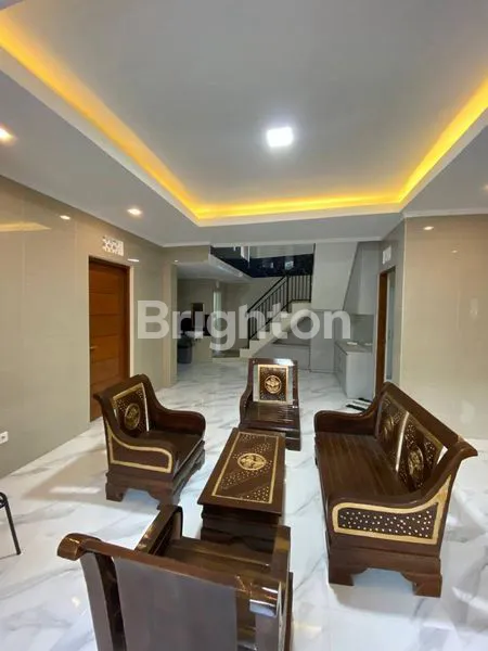 image RUMAH CANTIK 2 LANTAI, 5 BEDROOM, FULLY FURNISHED, SIAP HUNI - BERSIH, RAPI, NYAMAN DAN SANGAT TERAWAT DI PEGUYANGAN DENPASAR UTARA, HANYA 10 MENIT KE MAL LIVING  WORLD. (4)
