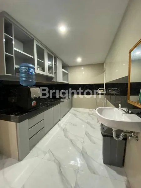 image RUMAH CANTIK 2 LANTAI, 5 BEDROOM, FULLY FURNISHED, SIAP HUNI - BERSIH, RAPI, NYAMAN DAN SANGAT TERAWAT DI PEGUYANGAN DENPASAR UTARA, HANYA 10 MENIT KE MAL LIVING  WORLD. (3)