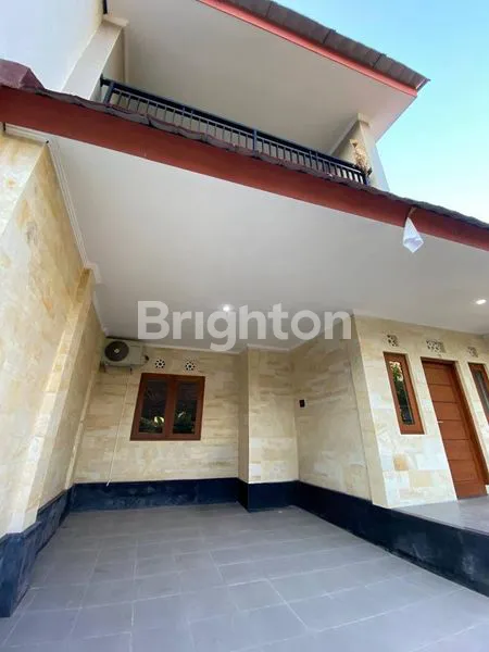 image RUMAH CANTIK 2 LANTAI, 5 BEDROOM, FULLY FURNISHED, SIAP HUNI - BERSIH, RAPI, NYAMAN DAN SANGAT TERAWAT DI PEGUYANGAN DENPASAR UTARA, HANYA 10 MENIT KE MAL LIVING  WORLD. (7)