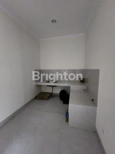 image RUMAH RAPI DI DEPAN TAMAN KONDISI BARU JADI DI GADING SERPONG (4)