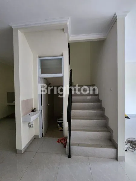 image RUMAH RAPI DI DEPAN TAMAN KONDISI BARU JADI DI GADING SERPONG (3)