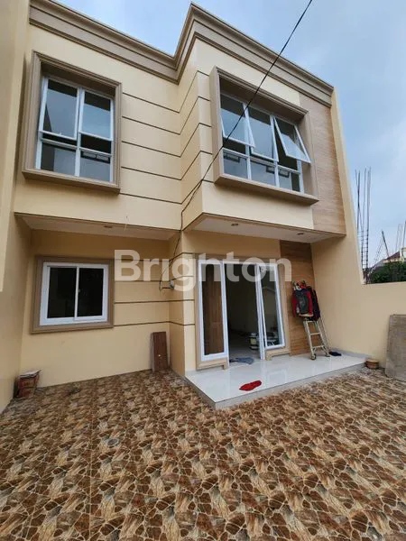 image RUMAH RAPI DI DEPAN TAMAN KONDISI BARU JADI DI GADING SERPONG (1)