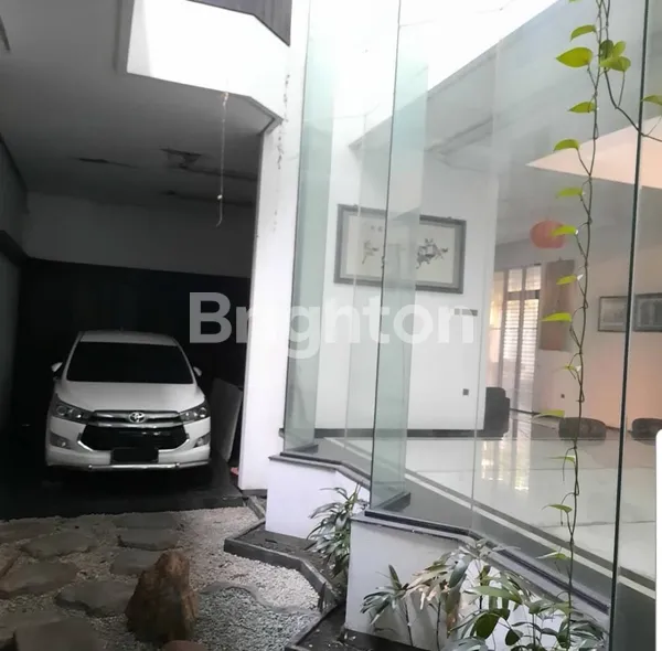image RUMAH PREMIUM DI RAYA DHARMAHUSADA SURABAYA TIMUR JAWA TIMUR. LUAS STRATEGIS. SELANGKAH KE GALAXY MALL, DEKAT KAMPUS TERBUKA UNAIR ITS, MERR, MANYAR KERTOARJO. AREA PUSAT KOTA. HARGA MURAH KWALITAS OKE BANGET (5)