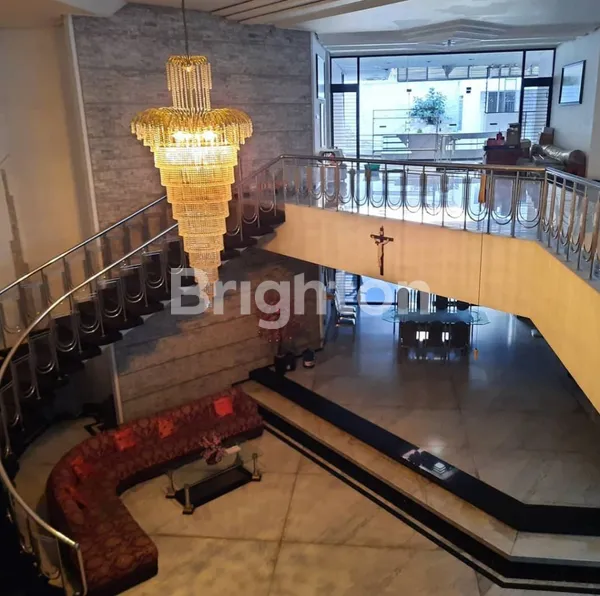 image RUMAH PREMIUM DI RAYA DHARMAHUSADA SURABAYA TIMUR JAWA TIMUR. LUAS STRATEGIS. SELANGKAH KE GALAXY MALL, DEKAT KAMPUS TERBUKA UNAIR ITS, MERR, MANYAR KERTOARJO. AREA PUSAT KOTA. HARGA MURAH KWALITAS OKE BANGET (8)