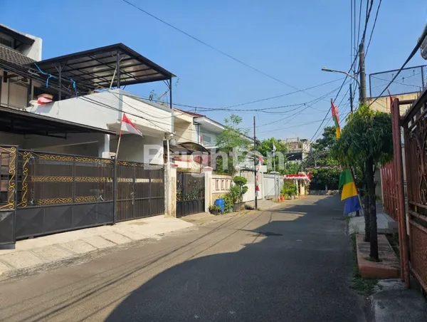 image RUMAH 2 LANTAI HITUNG TANAH DI KEBON JERUK – DEKAT TOL, MALL & KAMPUS (3)