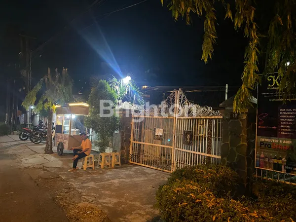 image DIJUAL RUMAH DENGAN PEKARANGAN LUAS DI PUSAT KOTA SOLO (2)