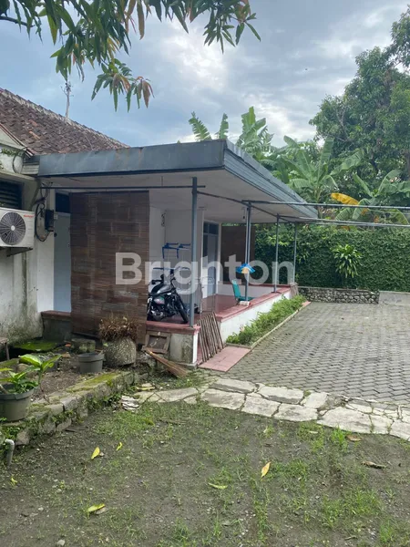 image DIJUAL RUMAH DENGAN PEKARANGAN LUAS DI PUSAT KOTA SOLO (1)