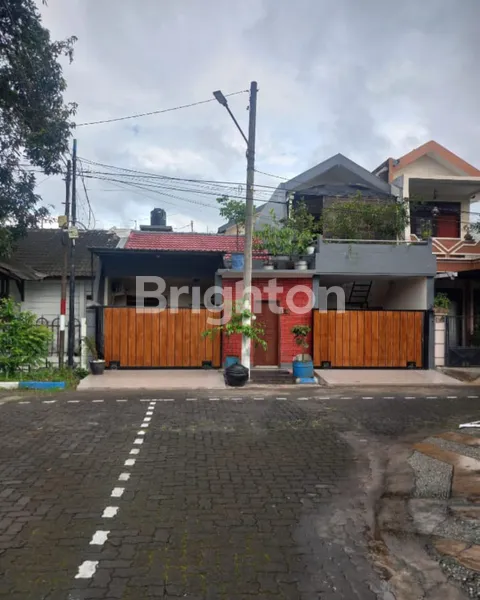 image RUMAH FULL FURNISHED DENGAN 5 KAMAR TIDUR DI PERUMAHAN ARAYA, KOTA MALANG (1)