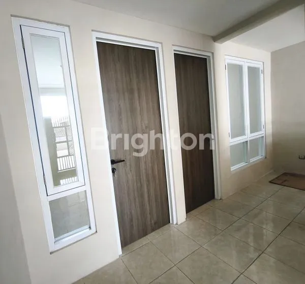 image *RUMAH MEWAH BARU DAN  MODERN SIAP PAKAI DEKAT EXIT TOLL COLOMADU* (4)