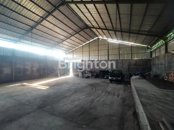 DISEWAKAN GUDANG SIAP PAKAI DENGAN CILLING TINGGI COCOK UNTUK GUDANG DISTRIBUSI SEMBAKO ATAU GUDANG SIMPAN BARANG