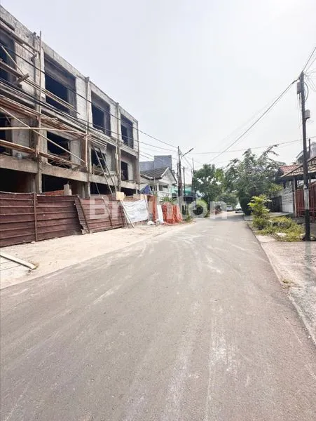 image READY 4 UNIT RUMAH BARU, 3 LANTAI TANJUNG DUREN BARAT KONDISI BAGUS SIAP HUNI HADAP UTARA ROW JALAN 3 MOBIL DEKAT MALL KAMPUS DLL (1)